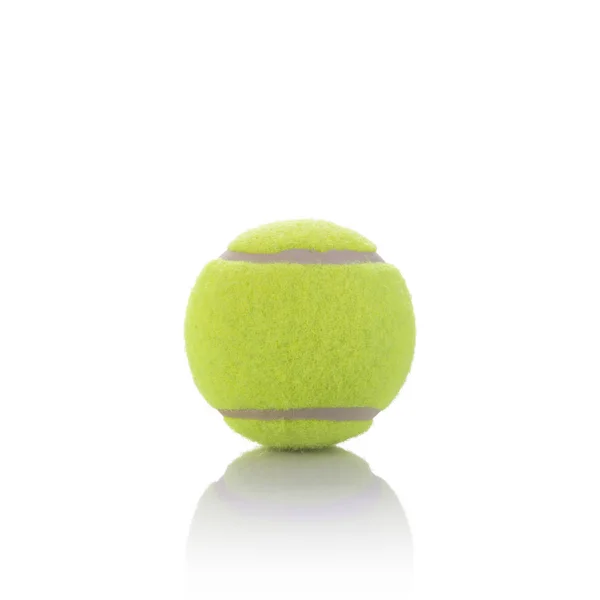 Nieuwe tennisbal. Studio opname geïsoleerd op witte achtergrond — Stockfoto