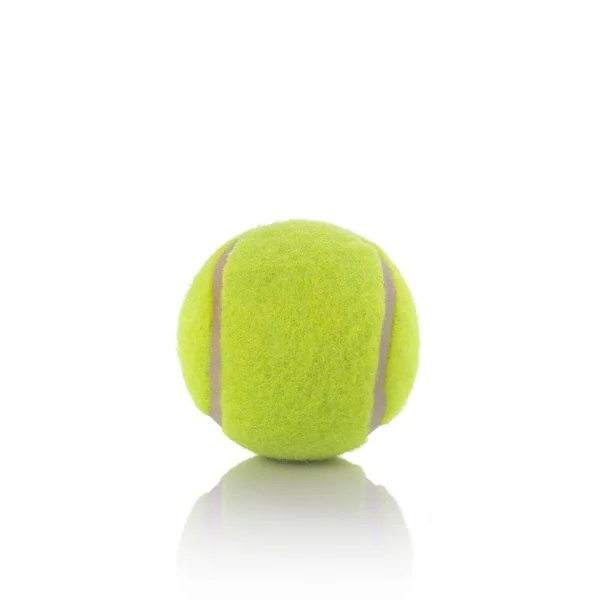 新しいテニス ボール。スタジオ撮影で孤立した白い背景 — ストック写真