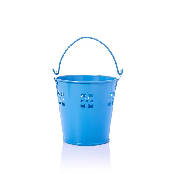 Pequeno balde de metal vintage azul. Estúdio tiro isolado em branco — Fotografia de Stock