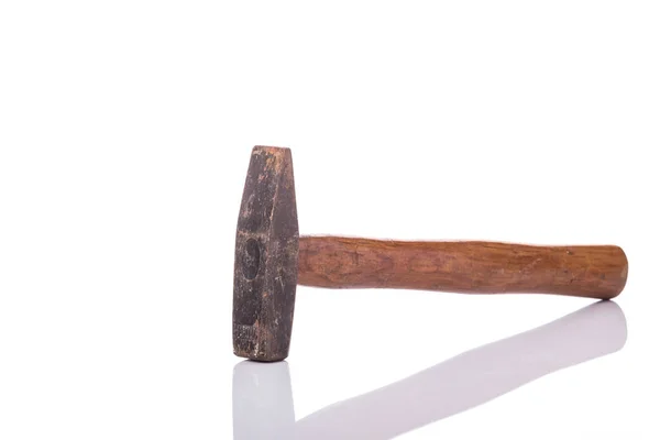Staré ocelové kladivo s dřevěnou rukojetí. Studio záběr izolované na bílém — Stock fotografie