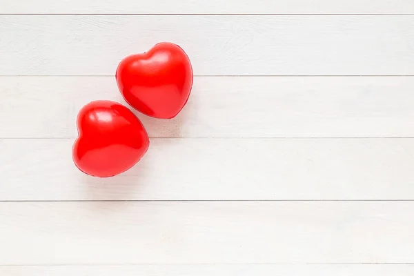 Вид сверху на красное сердце на белой деревянной доске. Для любви или валентинки — стоковое фото