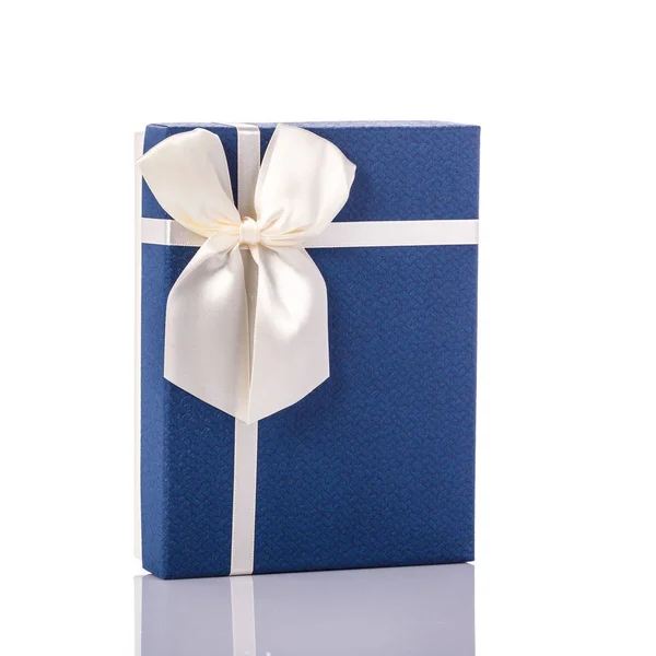 New color gift box with ribbon. Studio shot isolated on white — Stock Photo, Image