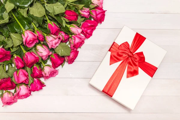 Fräsch rosa ros blomma och present låda på trädäck. För kärlek eller — Stockfoto