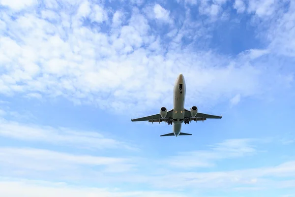 Airplane flying under blue sky and white cloud in Thailand — Stock Photo, Image