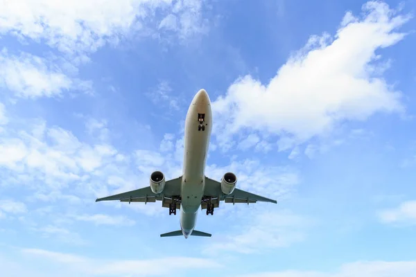 Αεροπλάνο που πετούν κάτω από το γαλάζιο του ουρανού και το λευκό σύννεφο στην Ταϊλάνδη — Φωτογραφία Αρχείου