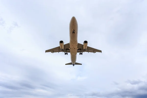 Airplane flying under blue sky and white cloud in Thailand — Stock Photo, Image