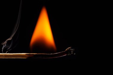 Makro Matchstick üzerinde yanan ateşi. İzole üzerinde siyah stüdyo vurdu 