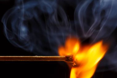 Makro Matchstick üzerinde yanan ateşi. İzole üzerinde siyah stüdyo vurdu