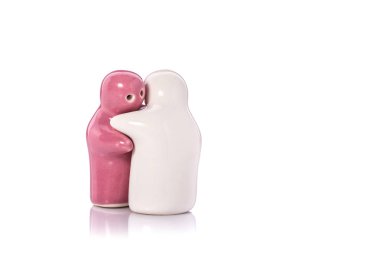 Beyaz ve pembe seramik bebek. Stüdyo izole üzerinde beyaz vurdu 