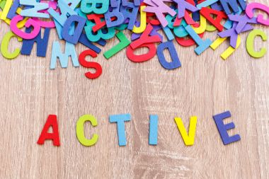 Renkli ahşap alfabe ve kelime 