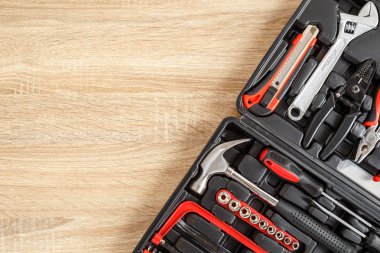 Ahşap doku arka plan üzerinde yeni kare siyah araç kutusu