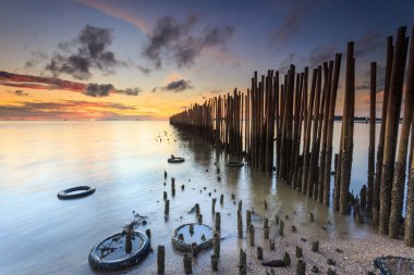 Bambu duvar deniz ve güzel Saphan Hin, Phuk doğarken