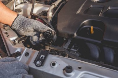 Modern araba motoru tamir veya kontrol teknisyeni