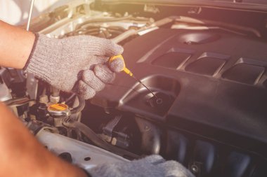 Modern araba motoru tamir veya kontrol teknisyeni