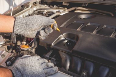 Modern araba motoru tamir veya kontrol teknisyeni