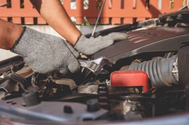 Modern araba motoru tamir veya kontrol teknisyeni