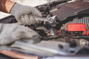 Modern araba motoru tamir veya kontrol teknisyeni