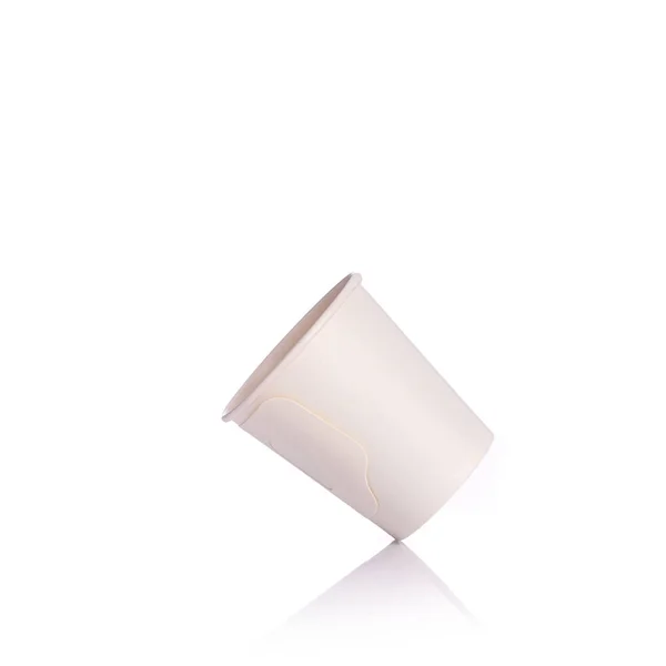 Leere weiße Papiertasse für Kaffee oder Heißgetränk. Studioaufnahme — Stockfoto