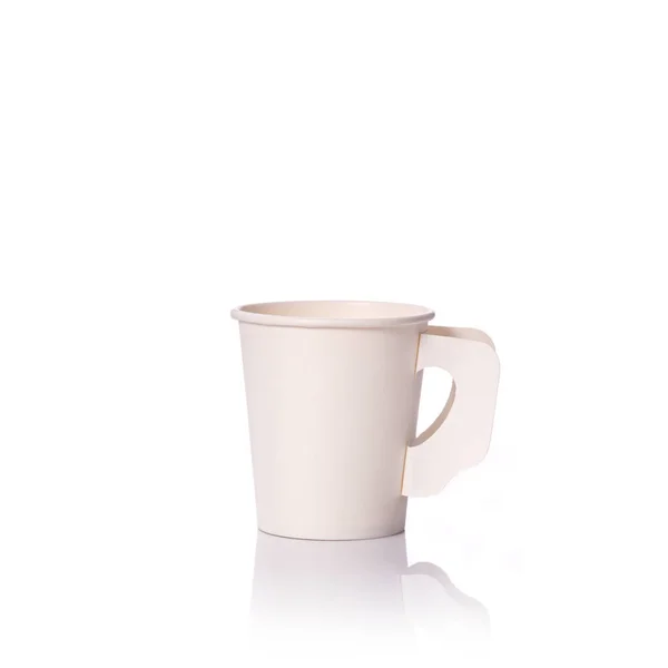 Copo de papel branco em branco para café ou bebida quente. Estúdio tiro isola — Fotografia de Stock
