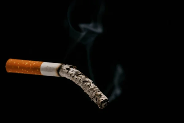 Un cigarrillo. estudio disparo aislado en un negro — Foto de Stock