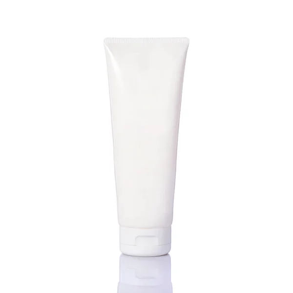 Leere weiße Plastikflasche für Hautcreme verwendet. Atelierschussisol — Stockfoto