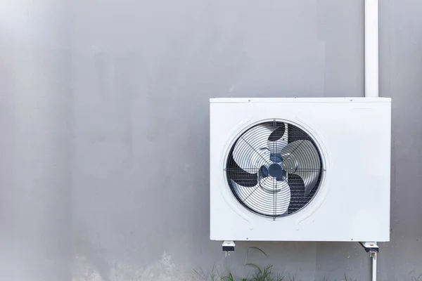 Compresor de aire acondicionado instalado en la pared — Foto de Stock