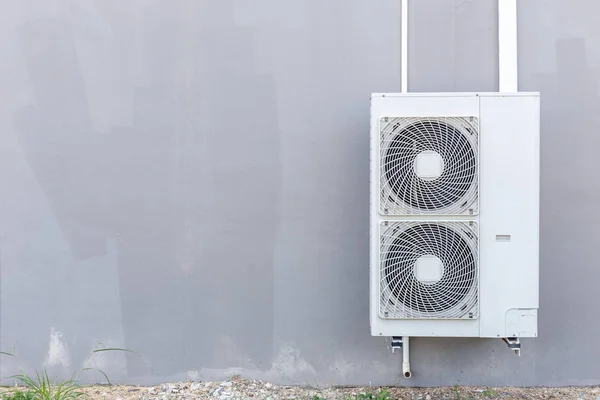 Compresor de aire acondicionado instalado en la pared — Foto de Stock