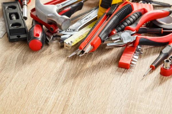 Novità di strumenti di lavoro assortiti su legno con spazio di copia per il testo — Foto Stock