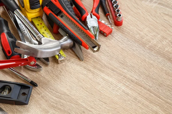 Novità di strumenti di lavoro assortiti su legno con spazio di copia per il testo — Foto Stock