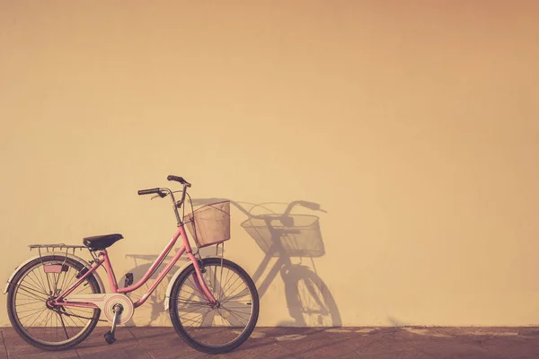 壁と影の横に朝の時間に自転車駐車、 — ストック写真