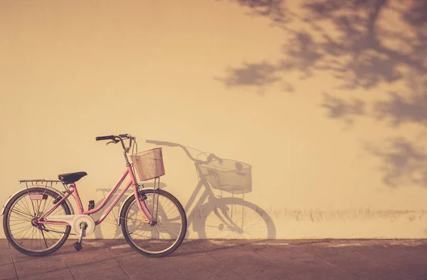 壁と影の横に朝の時間に自転車駐車、 — ストック写真