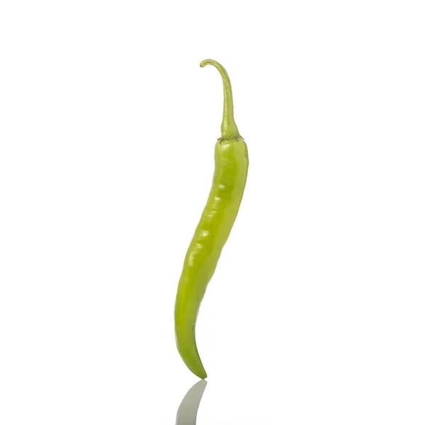 Свіжий зелений чилі. Студійний знімок ізольовано на білому — стокове фото