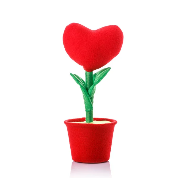 Штучна червона квітка серця. Студійний знімок ізольовано на білому — стокове фото