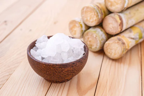 Zucchero di roccia e canna da zucchero su sfondo tavolo di legno — Foto Stock