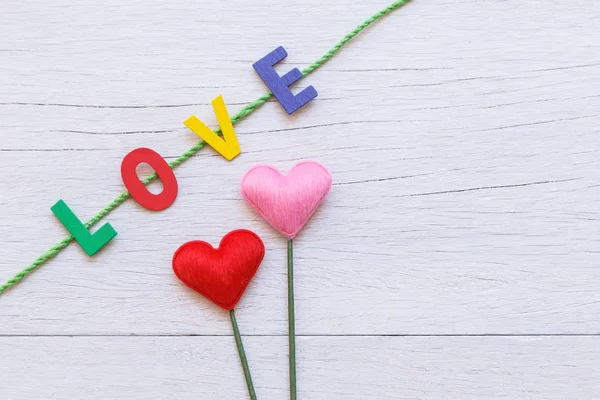 Alphabet en bois coloré et mot LOVE sur bois blanc — Photo