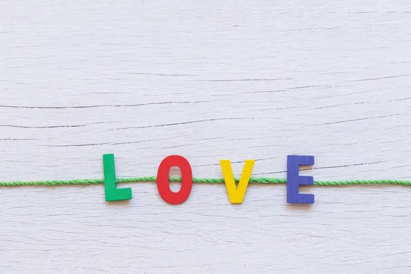 Kolorowe drewniane alfabet i słowo miłość na białym tle drewnianych — Zdjęcie stockowe