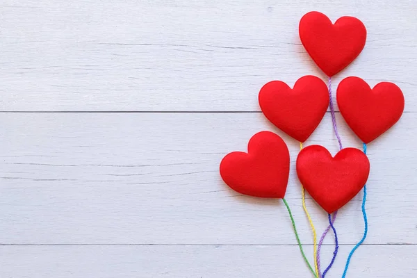 Ovanifrån rött hjärta på vita planka. För kärlek eller valentine — Stockfoto