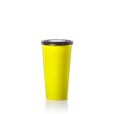 Boş yeşil kağıt bardak meşrubat, kahve için. Stüdyo isol vurdu