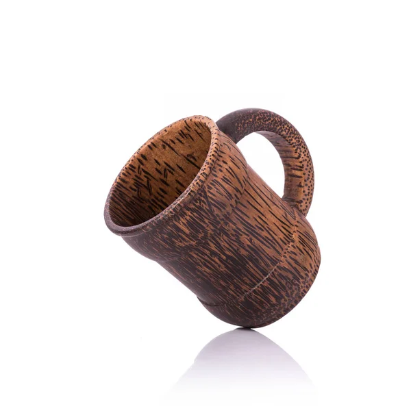 Copo de café marrom feito de madeira de palmeira. Estúdio tiro isolado no wh — Fotografia de Stock