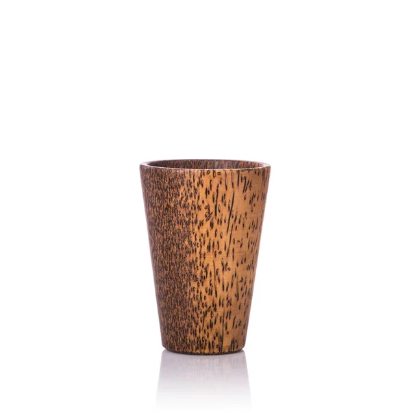 Taza de café marrón hecha de madera de palma. Estudio de tiro aislado en wh — Foto de Stock