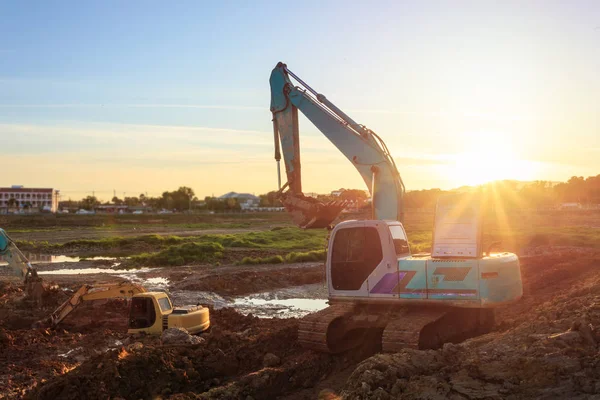 Ancienne excavatrice travaillant sur chantier — Photo