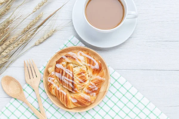 Vista superior pasteles daneses y taza de café sobre mesa de madera blanca —  Fotos de Stock
