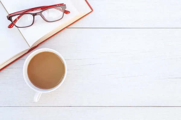 Ovanifrån bok, Glasögon och kaffe cup på vitt trä bord — Stockfoto