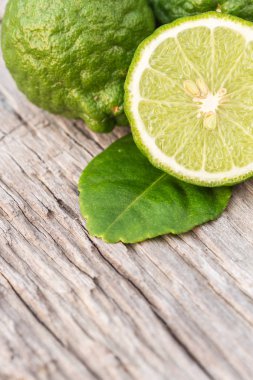 Dilim yeşil taze Bergamot meyve ahşap masa arka plan üzerinde