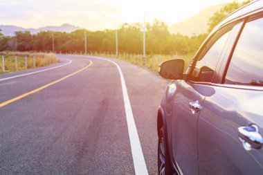 Yeni gümüş Suv araban s asfalt yolda Park tarafına geri