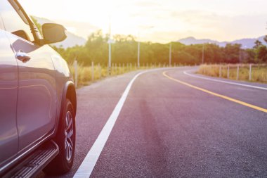 Yeni gümüş Suv araban s asfalt yolda Park tarafına geri