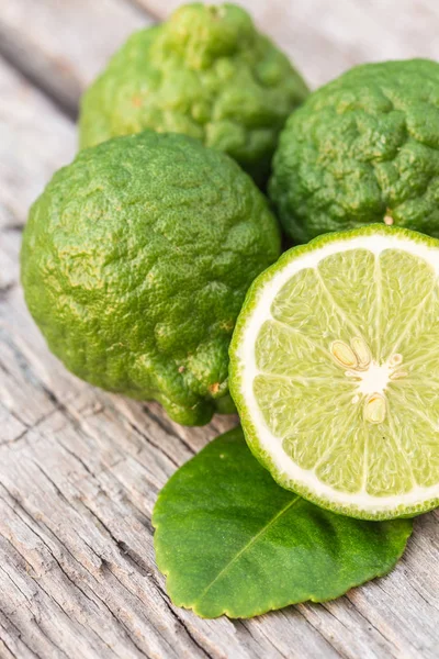 Rebanada de fruta Bergamota fresca verde sobre fondo de mesa de madera — Foto de Stock