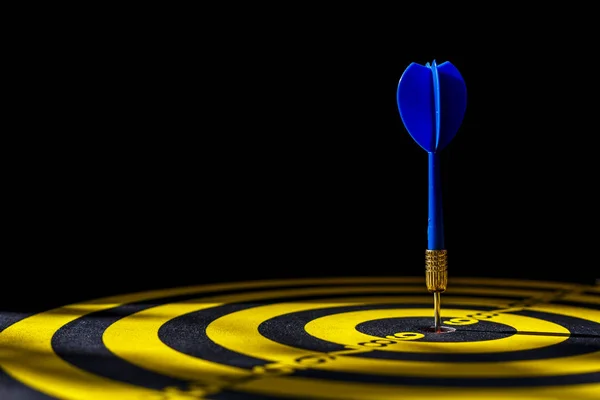 Blue dart arrow in the center of dartboard. Isolated on black — Stock Photo, Image
