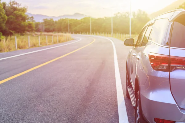 Face arrière du nouveau parking de VUS en argent sur la route asphaltée à s — Photo