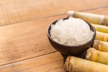 Rock şeker ve şeker kamışı sunlig ahşap masa zemin üzerine